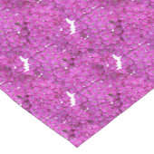 Lila Blumenmuster.   Kurzer Tischläufer (Ecke)