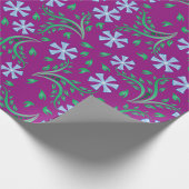 Lila Blumenmuster mit blauen Blüten Geschenkpapier