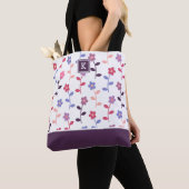 Lila Blumenmuster mit Monogramm Tasche (Von Nahem)
