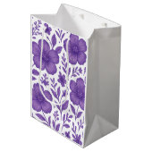 lila Blumenmuster Mittlere Geschenktüte (Vorderseite Schrägansicht)