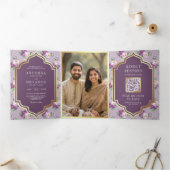 Lila Blumenmuster QR Code Indische Hochzeit Dreifach Gefaltete Einladung (Innenseite)