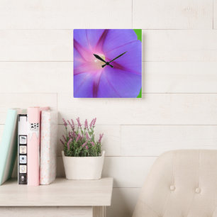 Lila Blumenmuster  Quadratische Wanduhr