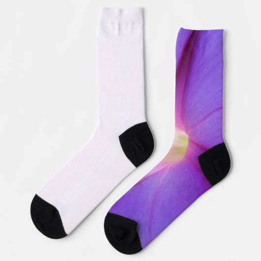 Lila Blumenmuster Socken (Linkes Detail)