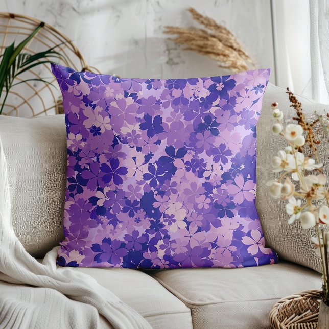 Lila Blumenmuster Violett Blossom Muster Kissen (Beautifully layered design of violet, lavender, and plum blossoms. )