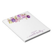 Lila Blumenname vom Schreibtisch Notizblock (angewinkelt)