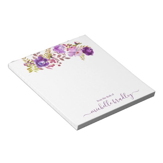 Lila Blumenname vom Schreibtisch Notizblock (angewinkelt)