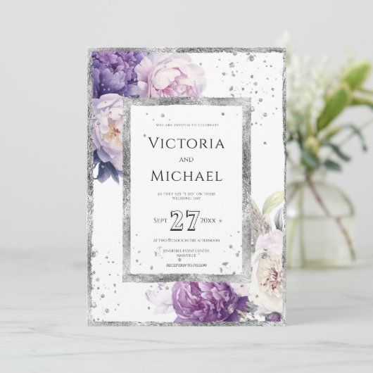 Lila Blumenperle Elegante Silberhochzeit Einladung (Stehend Vorderseite)