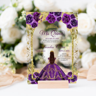 Lila Blumenprinzessin Gold Arch Quinceanera Acryleinladungen