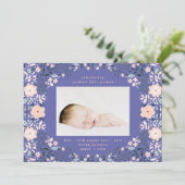Lila Blumenrahmen-Foto-Geburt Ankündigung (Stehend Vorderseite)