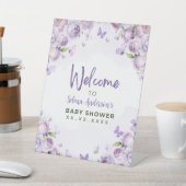 Lila Blumenschmetterlingsdusche Begrüßung Sockelschild (In SItu)