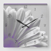 Lila Blumenstrauge auf Grau Quadratische Wanduhr (Vorderseite)