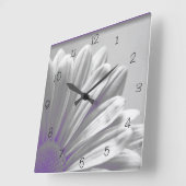 Lila Blumenstrauge auf Grau Quadratische Wanduhr (Winkel)