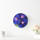 Lila Blumenuhr Runde Wanduhr (Zuhause)