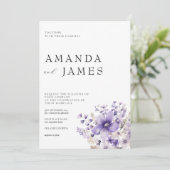 Lila Blumenwetterhochzeit Einladung (Stehend Vorderseite)