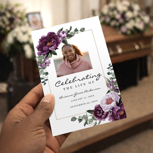 Lila Blumige Bi-Fold-Trauerprogrammvorlage Flyer