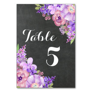 Lila Blumige Hochzeitstisch-Nummerntafel auf Schie Tischnummer