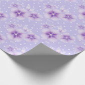 Lila Blüten auf Punkten Geschenkpapier (Ecke)