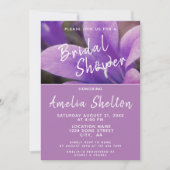 Lila Blütenblumen-Brautparty Einladung (Vorderseite)