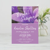 Lila Blütenblumen-Brautparty Einladung (Stehend Vorderseite)