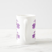 Lila Blütenblüte mit individualisierbaren Emilanam Porzellantasse (Rückseite)