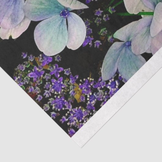 Lila Blütenmuster auf schwarzem Untergewebe Seidenpapier (Ausschnitt)