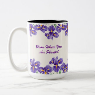 Lila Blütenpflanzung Zweifarbige Tasse