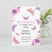 Lila Blütenschmetterlinge Baby Geburtstagseinladun Einladung (Stehend Vorderseite)