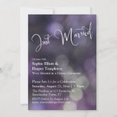Lila Bokeh Light & "Just Married" Typografie Einladung (Vorderseite)