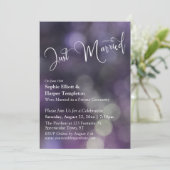 Lila Bokeh Light & "Just Married" Typografie Einladung (Stehend Vorderseite)