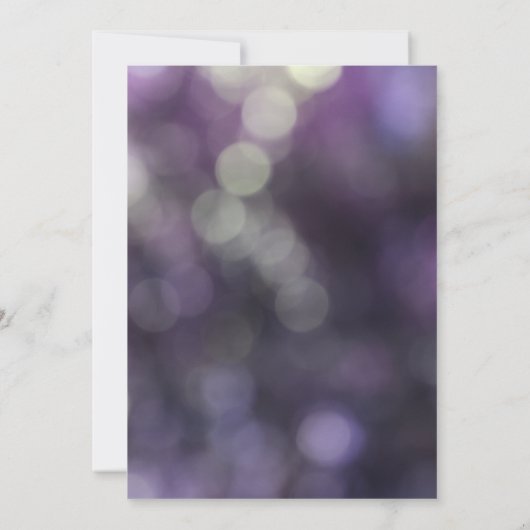 Lila Bokeh Light & "Just Married" Typografie Einladung (Rückseite)