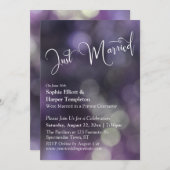 Lila Bokeh Light & "Just Married" Typografie Einladung (Vorne/Hinten)
