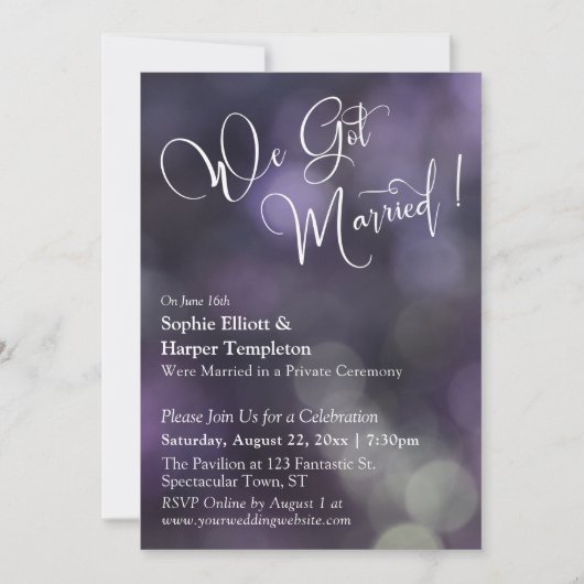 Lila Bokeh Light & "We Got Verheiratete" Typografi Einladung (Vorderseite)