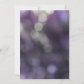 Lila Bokeh Light & "We Got Verheiratete" Typografi Einladung (Rückseite)