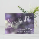 Lila Bokeh, Modernes Drehbuch Save the Date (Stehend Vorderseite)