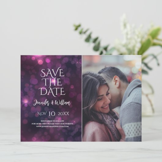 Lila Bokeh Sparkle Design Hochzeit speichern das D Save The Date (Stehend Vorderseite)