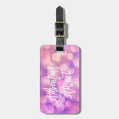 Lila Bokeh und der Typografie-| Abenteuer erwartet Gepäckanhänger (Vorderseite vertikal)