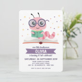Lila Bookworm Book Geburtstagsparty Einladung (Stehend Vorderseite)