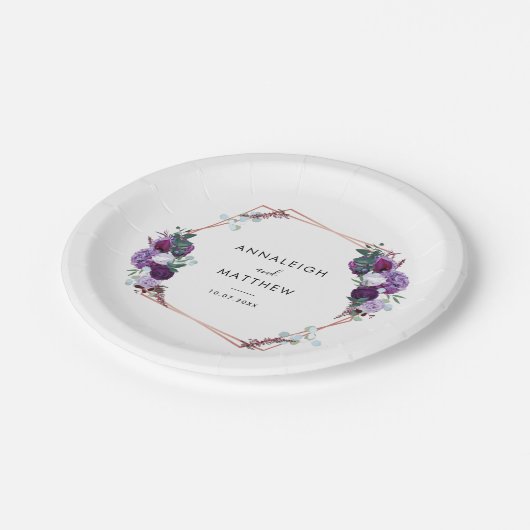 Lila botanische Hochzeitsempfehlung Pappteller (Schrägansicht)