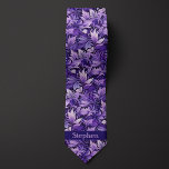 Lila Botanische Monogramm Krawatte<br><div class="desc">Mit unserer Lila Botanischen Monogram Neck Tie erhalten Sie ein raffiniertes Aussehen. Das botanische Monogramm-Design in lila fügt Ihrer Hochzeitskleidung eine Touch von Eleganz und Stil hinzu. Pair es mit unseren passenden Socken für einen koordinierten und raffinierten Look.</div>