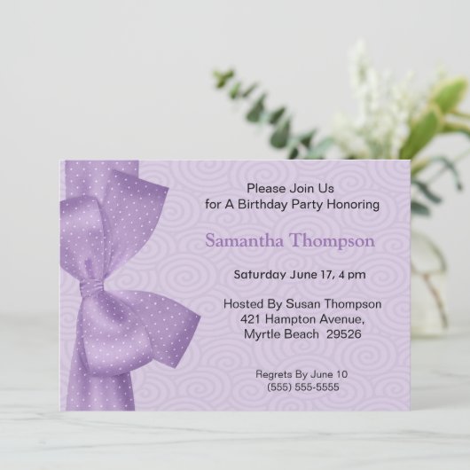 Lila Bow Birthday Einladungen (Stehend Vorderseite)