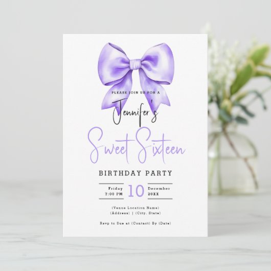 Lila Bow Coquette Niedliches Script Sweet 16 Einladung (Stehend Vorderseite)
