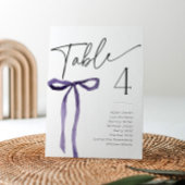 Lila Bow, der die Namenskarte der Knoten bindet Einladung