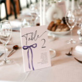 Lila Bow, der die Namenskarte der Knoten bindet Einladung