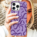 Lila Bow Monogramm iPhone 16 Pro Max Hülle<br><div class="desc">Dress up your phone in style mit diesem schicken und trendigen lila Gehäuse! Mit einem spielerischen Muster von handgezeichnet Bögen und personalisiert mit Ihrem Monogramm ist dieser Fall die perfekte Mischung aus Mode und Funktion. Aus langlebigen Materialien gefertigt, um Ihr Telefon vor alltäglichen Stößen und Kratzern zu schützen. Eine tolle...</div>
