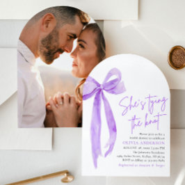 Lila Bow Sie bindet das Brautparty des Knotens Einladung