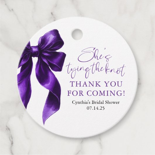 Lila Bow Sie bindet das Brautparty des Knotens Geschenkanhänger (Vorderseite)