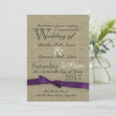 Lila Bow- und Rustikal-Burlap-Hochzeit Einladung (Stehend Vorderseite)