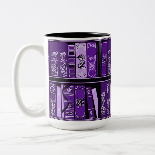 Lila Bücherregale Vintage Bücher Zweifarbige Tasse (Links)