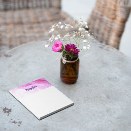 Lila Buchstabe: Aquarellpinke Notizblock