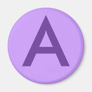 Lila Buchstabe oder Text auf T-Shirts und -Produkt Magnet